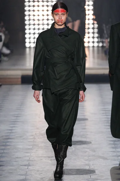 Look 10